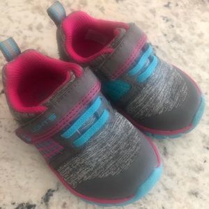 Striderite light up tennis shoes